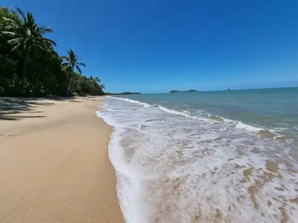 Kewarra Beachfront Villa Living