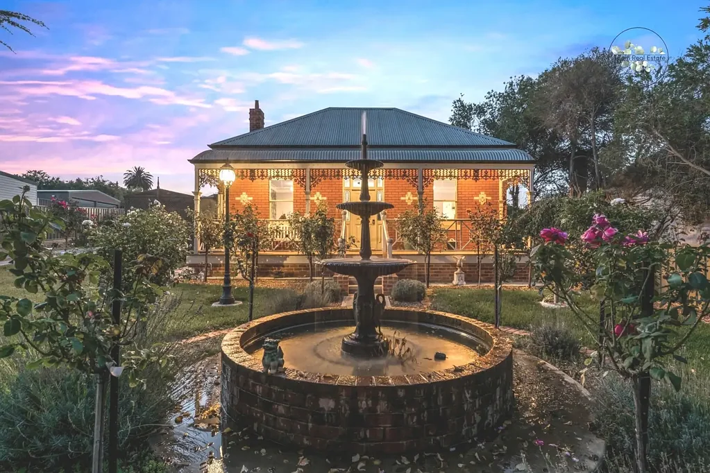 Golden Square 4房  Luxurious Family Home on a Huge Block in a Blue-Chip Location