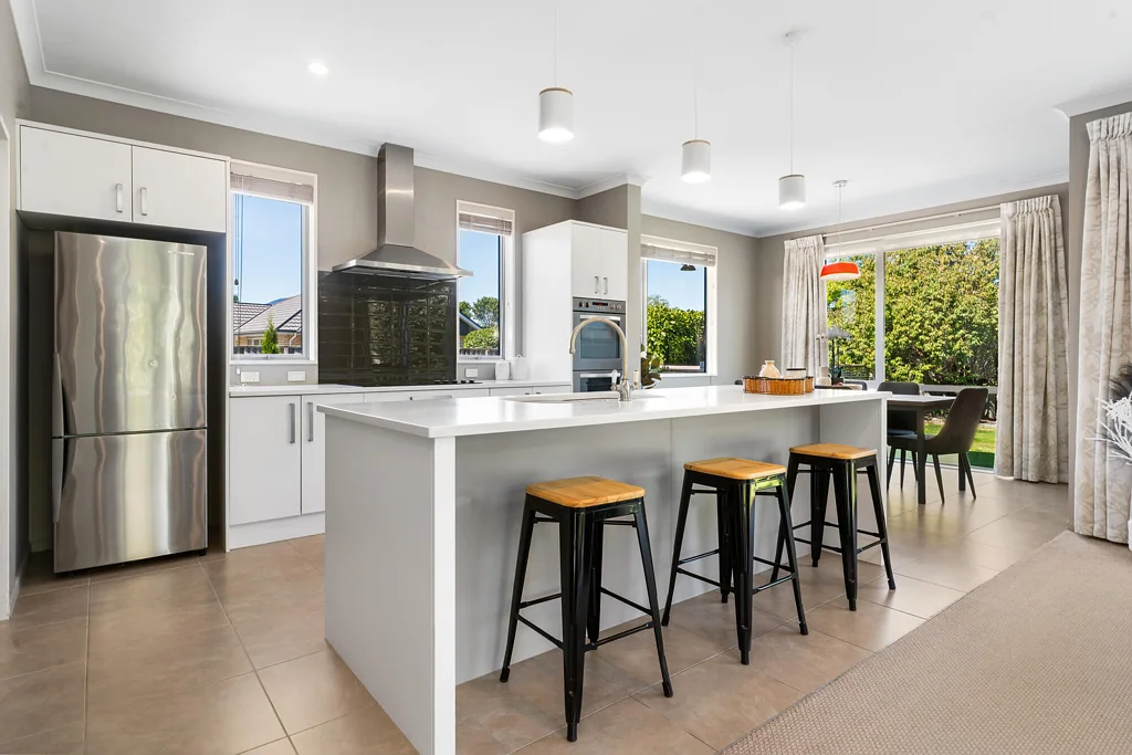 Prebbleton 5Zimmer Selling Below RV - Present All Offers!