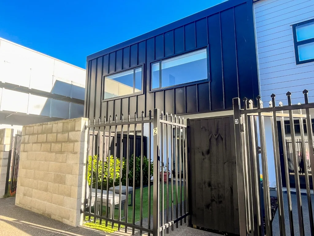 Partly Furnished, Warm & Bright City Townhouse with Carpark