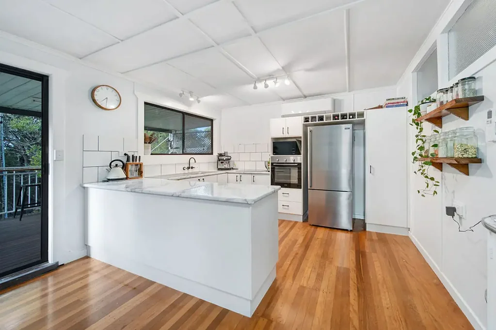 Woombye 3房  Treetop Views, Character Charm and Modern Comfort