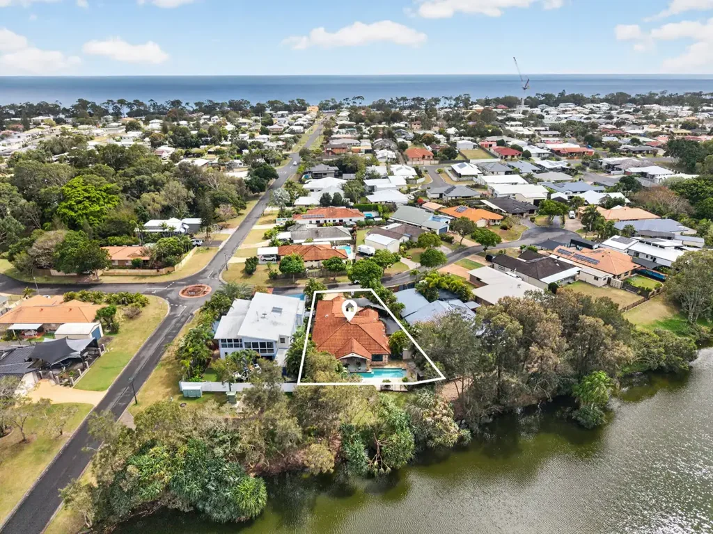 Urangan 4Kwarto PRIVATE PANDANUS-FRAMED LAKESIDE LIVING, MOMENTS FROM THE BEACH