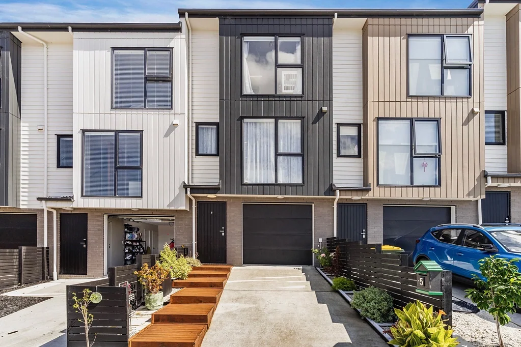 Modern 3 bedroom townhouse with a great outdoor space plus parking!