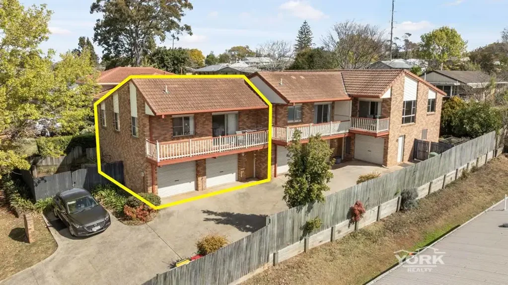 Kearneys Spring 2房 美景、宽敞生活空间及休闲阳台 Views, Spacious Living & A Verandah Made for Relaxing