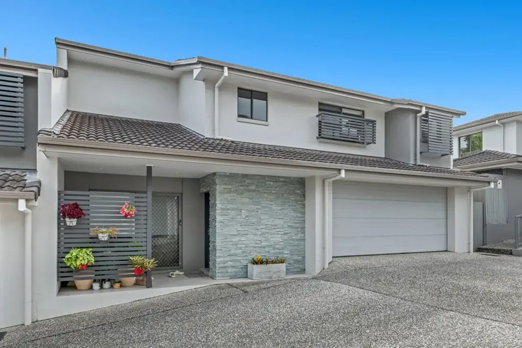 Ashmore 3房  CENTRAL & CONVENIENT LARGE FAMILY HOME IN PRIVATE & SECURE BOUTIQUE ESTATE!