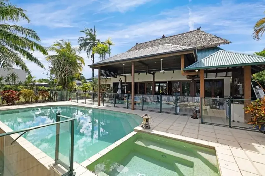 Cardwell 3房  Bali-Inspired Home on the Marina with pontoon for 22 meter boat.