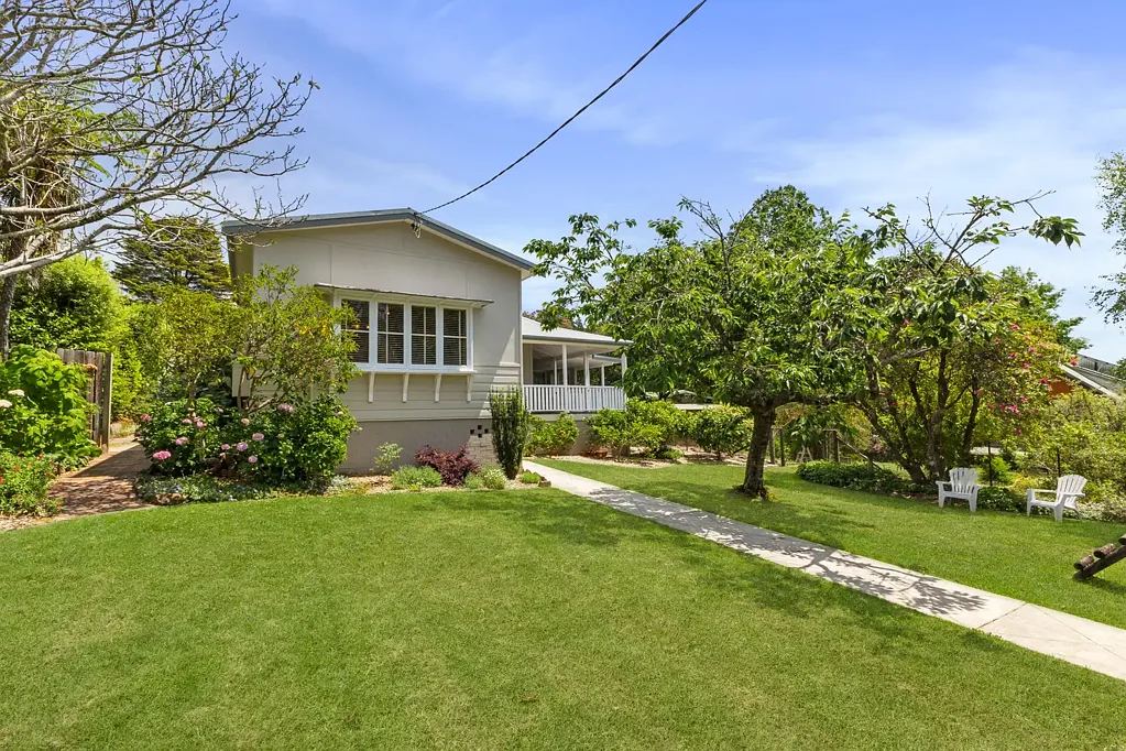 Wentworth Falls 3房 Wentworth Falls优雅山居 抛光木地板 高挑天花板 温暖壁炉 乡村厨房 花园视野 宁静卧室 舒适卫浴 户外廊台 成熟花园 街道宁静 Refined Mountain Elegance in the Heart of Wentworth Falls