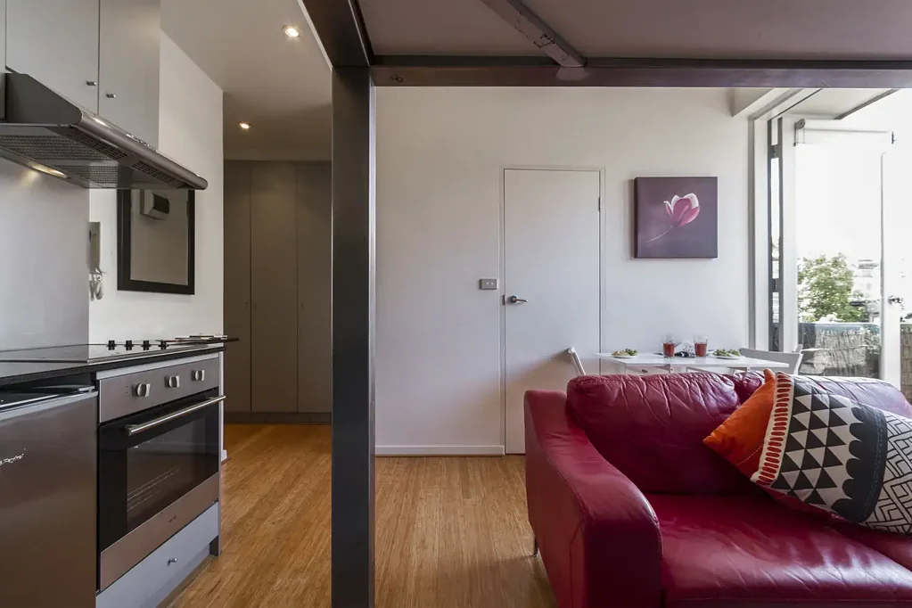 FUNKY ST KILDA STUDIO APARTMENT AT THE "PARIS" END OF ACLAND STREET.
