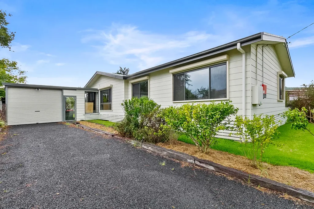 Uralla 3 Bedroom Spacious home with Sustainability & a Self contained Bonus!
