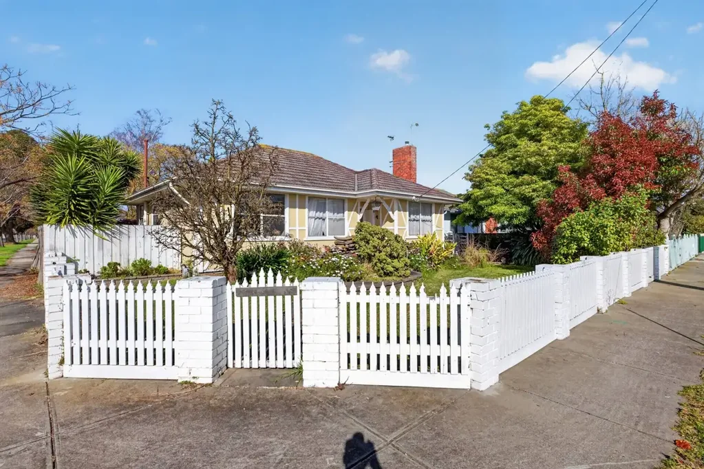 Sale 2બેડરૂમ Charming Character Home on a Generous Corner Allotment