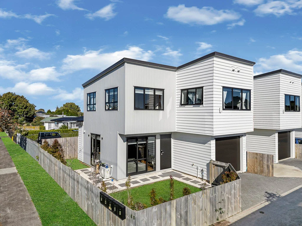 Manurewa 3침실 Road Frontage Beauty in Manurewa – Must Sell!