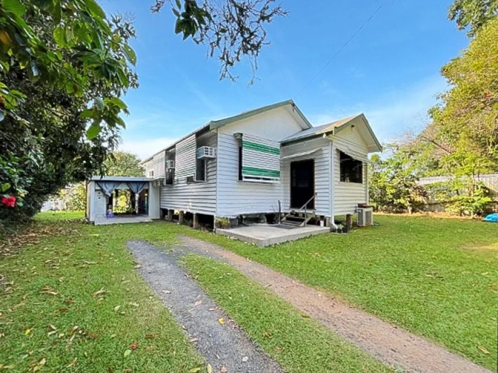 Coconuts 3ਬੈੱਡਰੂਮ 1012 SQM BLOCK BEACHSIDE 3BRM QLNDER, 1 BATH, SEPARATE TOILET, SUNROOM, A/CON, FENCED, CARORT, QUIET LOCATION- $325K.