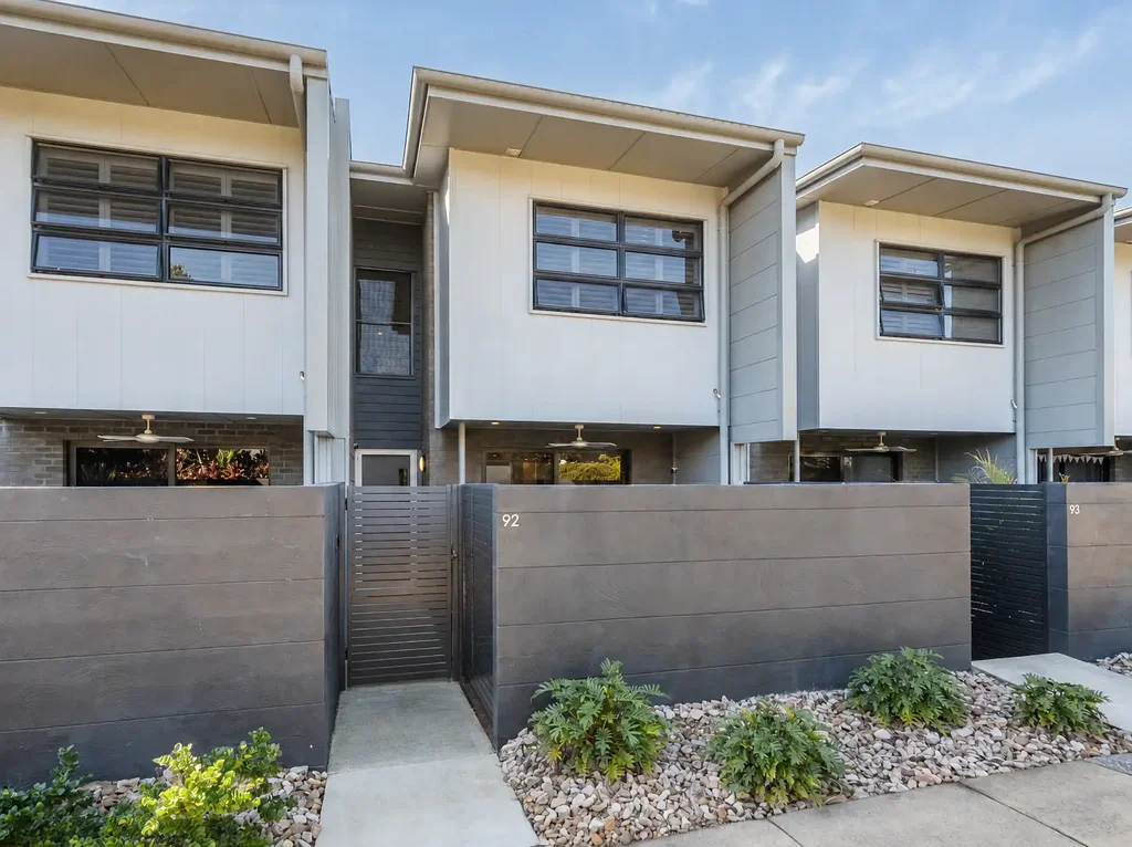 North Lakes 3Moenga Luxury Lakeside Living in One of North Lakes' Best Locations!