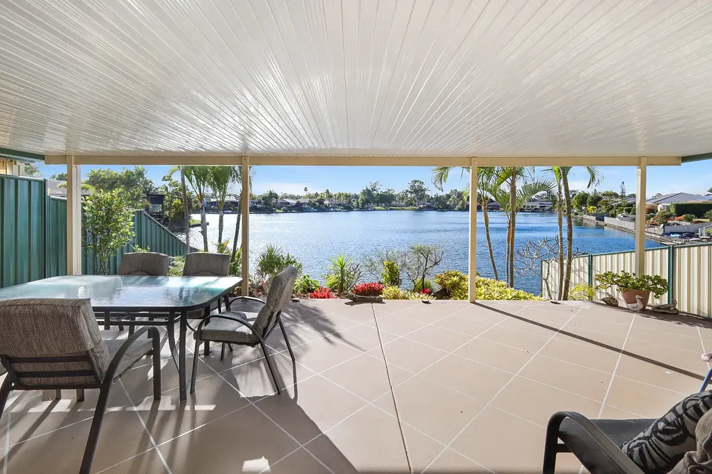 Coombabah 3 Bedroom Rare Lakefront Duplex - Peace, Privacy & Water Views
