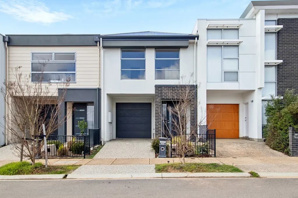 Stylish & Modern 3-Bedroom Townhouse in Bluestone Estate