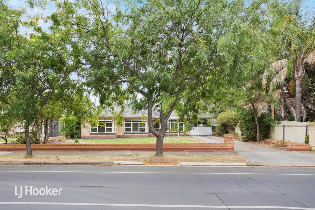 Superb Linear Park Living � Large Family Home in Prime Lockl