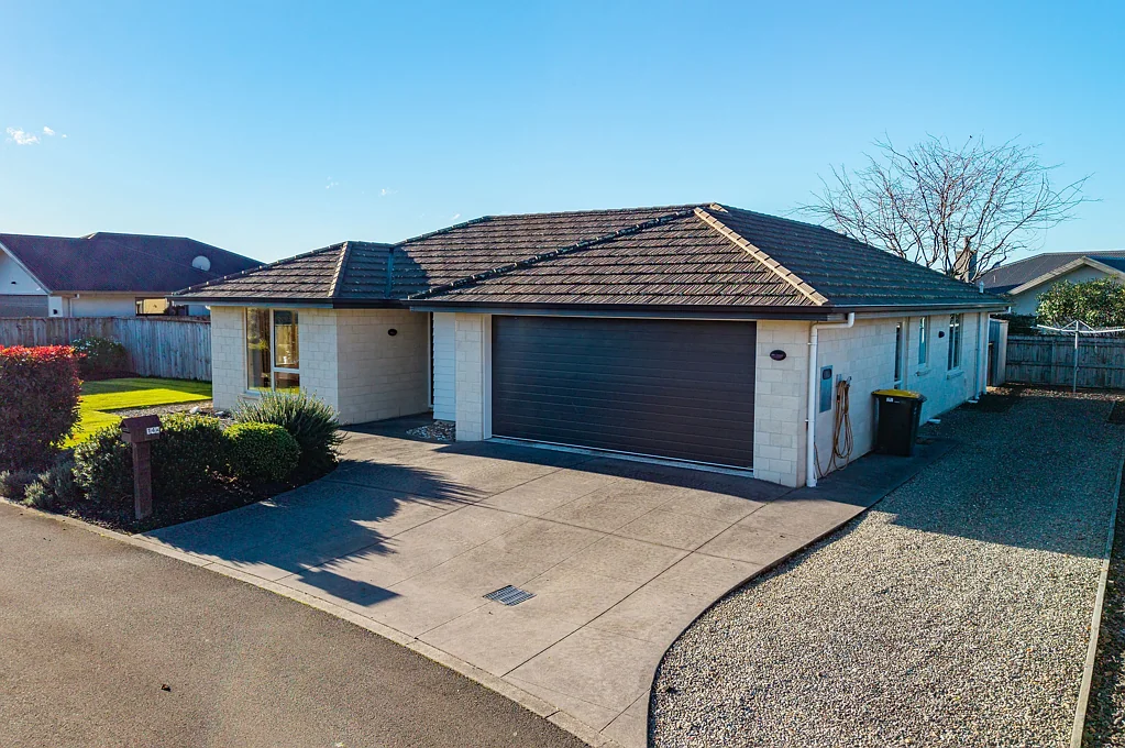 Brightwater 3غرفة نوم Peaceful and sunny, low maintenance brick home