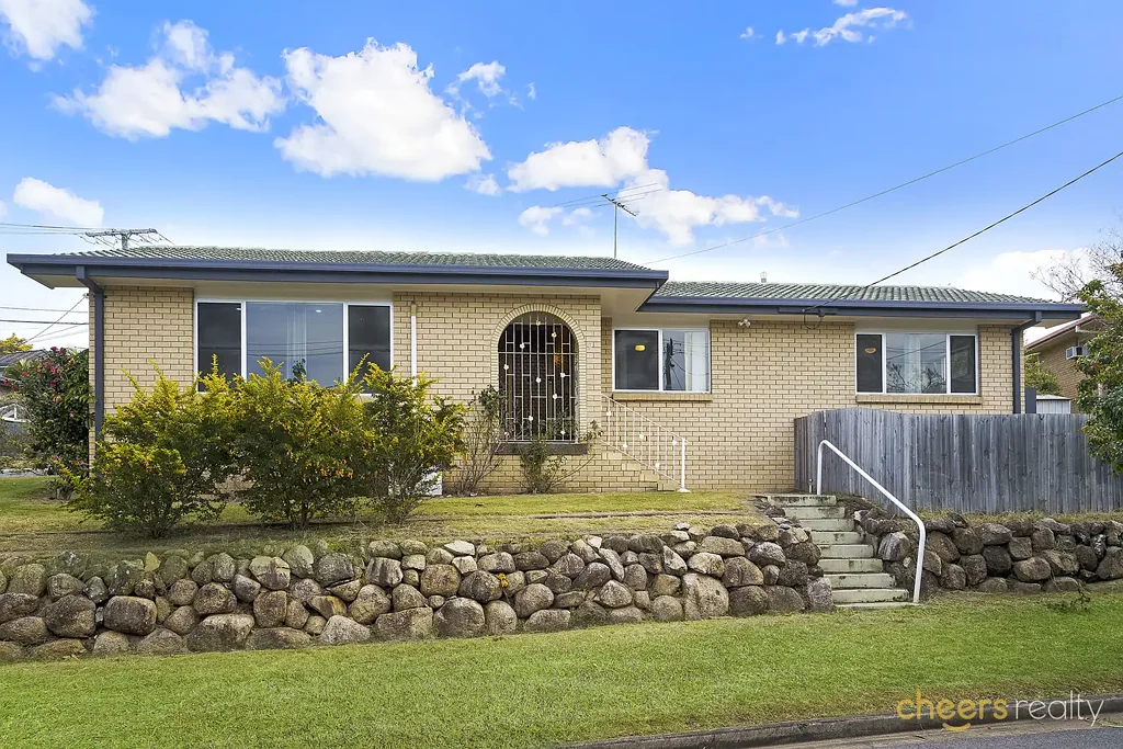 Elevated Corner Gem in Macgregor School Catchment!!