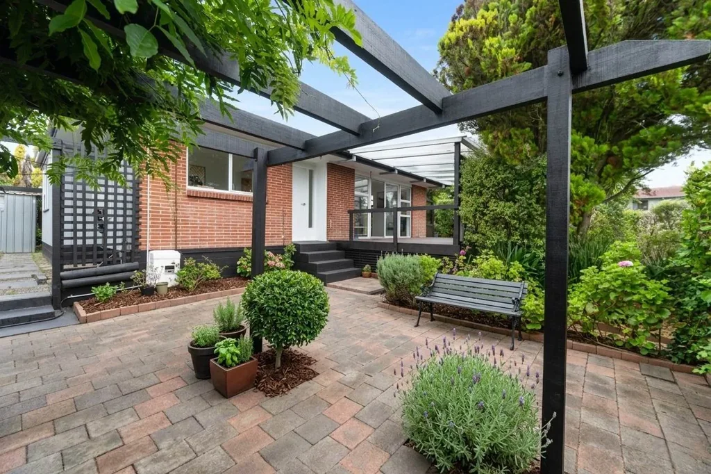 Half Moon Bay 2Kwarto Solid family home in popular location!