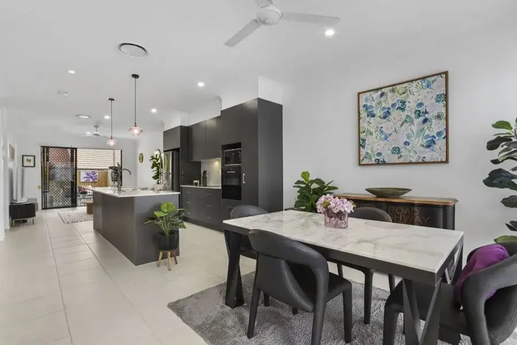 Carina 3બેડરૂમ As New Terrace Style Home, Ultra Convenient Location