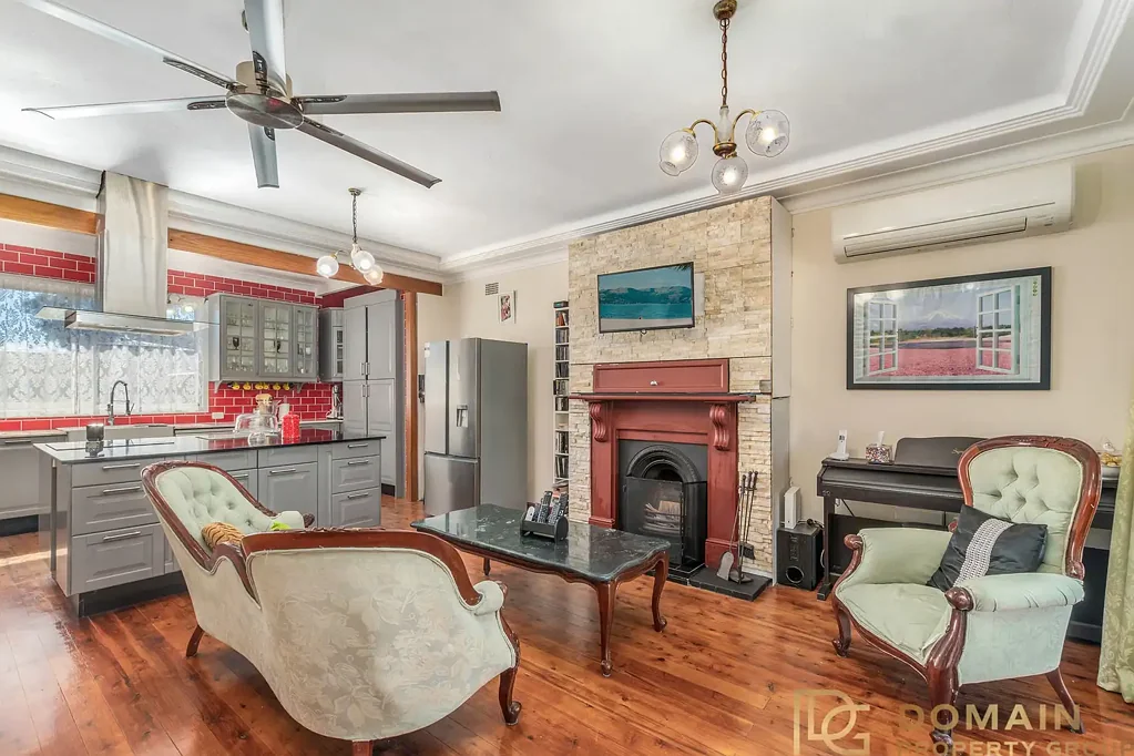 Umina Beach 3Kwarto FRONT - SIDE & REAR LANEWAY ACCESS - INVESTMENT OPPORTUNITY.