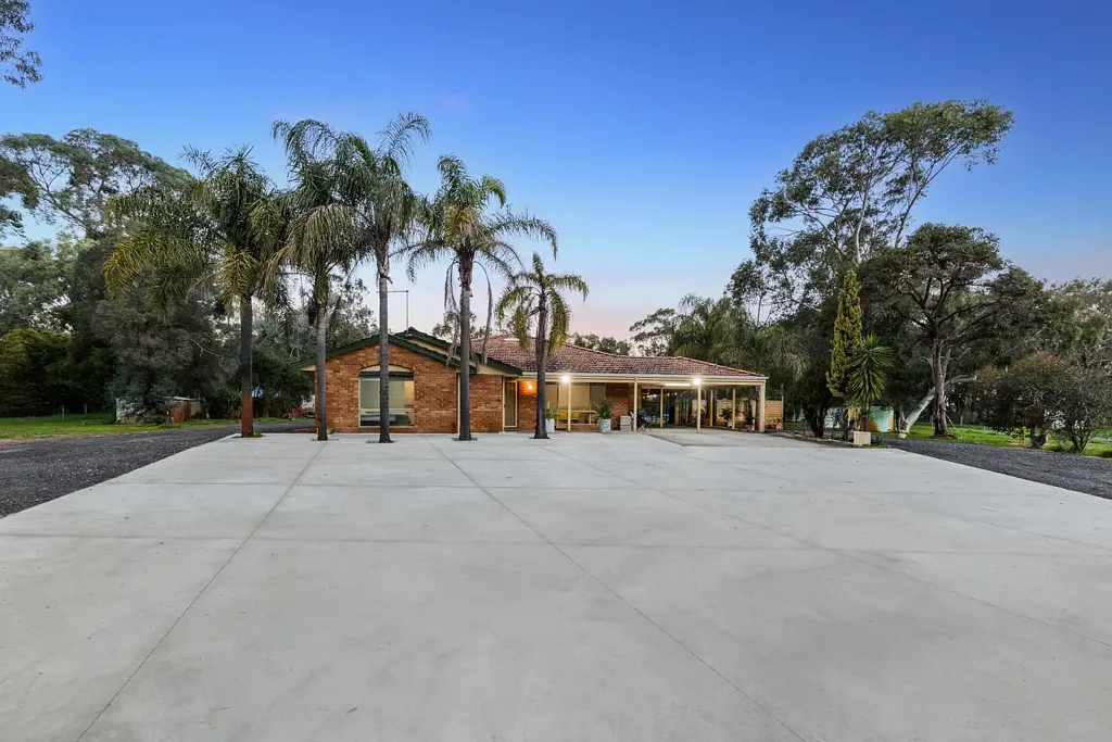 Oakford 5 Bedroom 5.44 Acrers - Expansive Acreage Living with Dual Accommodation