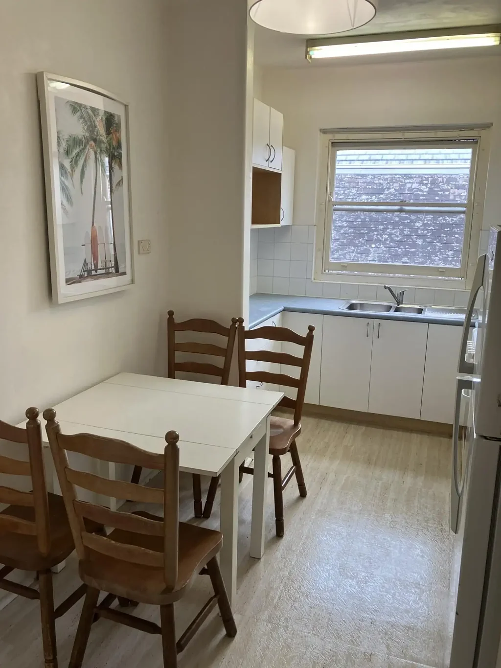 BONDI JUNCTION $950 pw 2 BEDROOM UNIT, TIMBER FLOORS, LIGHT AND AIRY