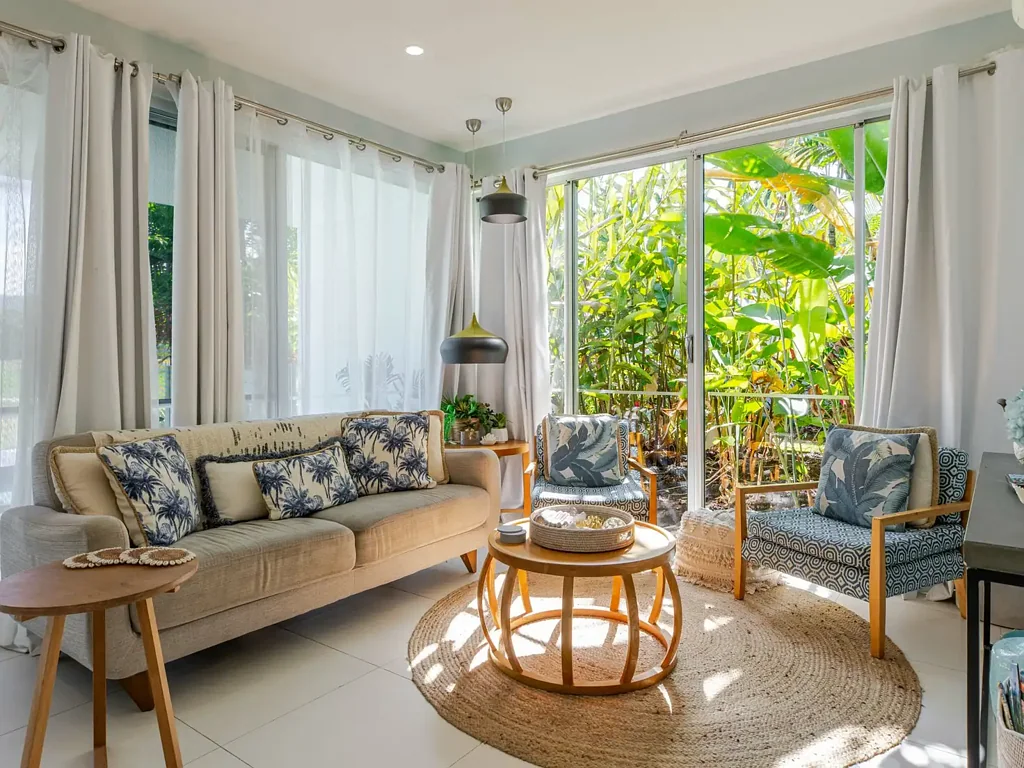 FULLY FURNISHED SWIM-OUT APARTMENT