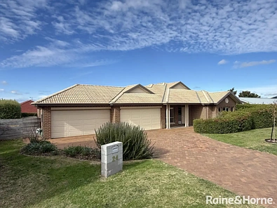 Orange 4Habitaciones Spacious Family Home with Sundrenched Living Areas & a Quiet & Private Setting