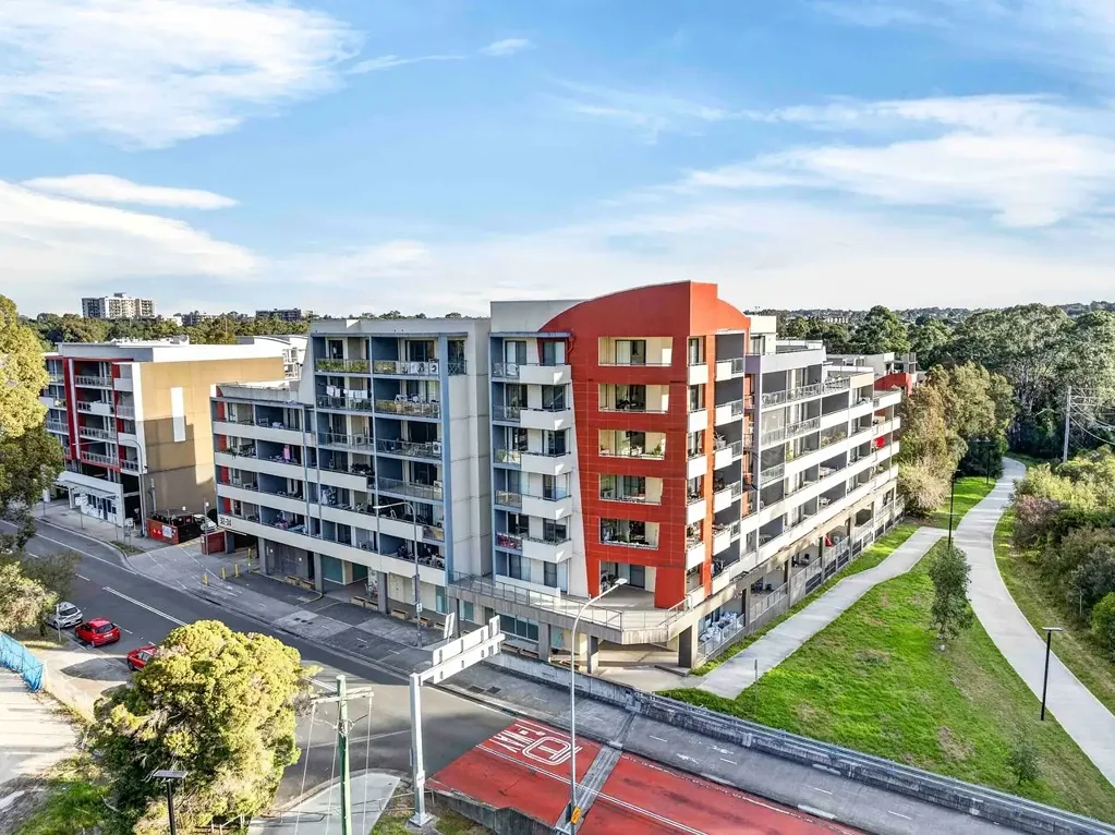 Westmead 3房 宽敞三卧公寓  主卧带阳台套卫  现代双浴  开放式起居  大型娱乐阳台  安全社区  步行便利生活 Under Contract after 2 weeks- 3 buyer's missed out, contact me now for a chat!