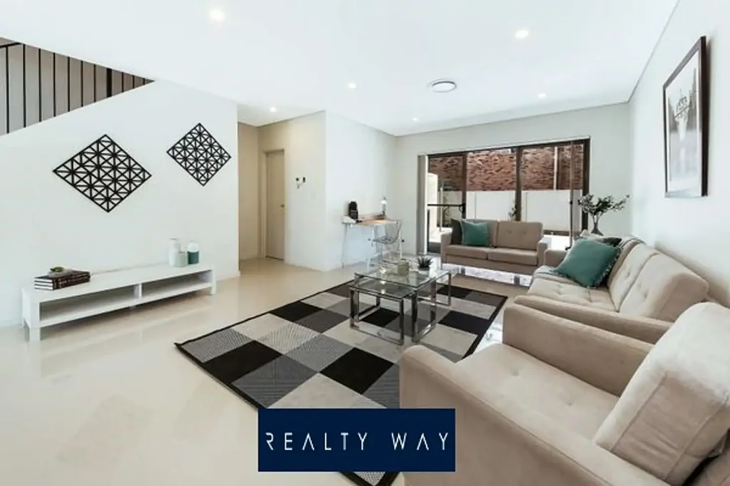 Beautifully presented Townhouse Close to Hurstville public School