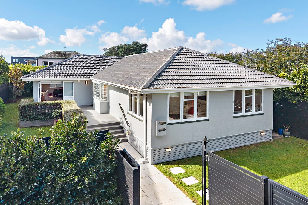Onehunga 3房  Solid 1950's Concrete Stucco Bungalow