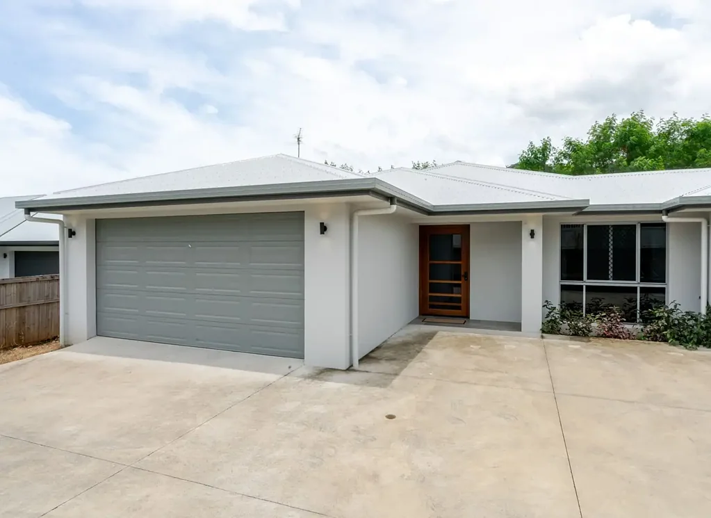 Your Dream Modern Escape: Brand New 2-Bed Haven with Breathtaking Mountain Vistas and Tropical Serenity!