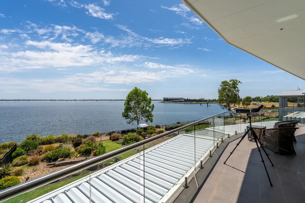 Yarrawonga 4 Bedroom Lake Views! The whole top floor to yourself, total decadence!