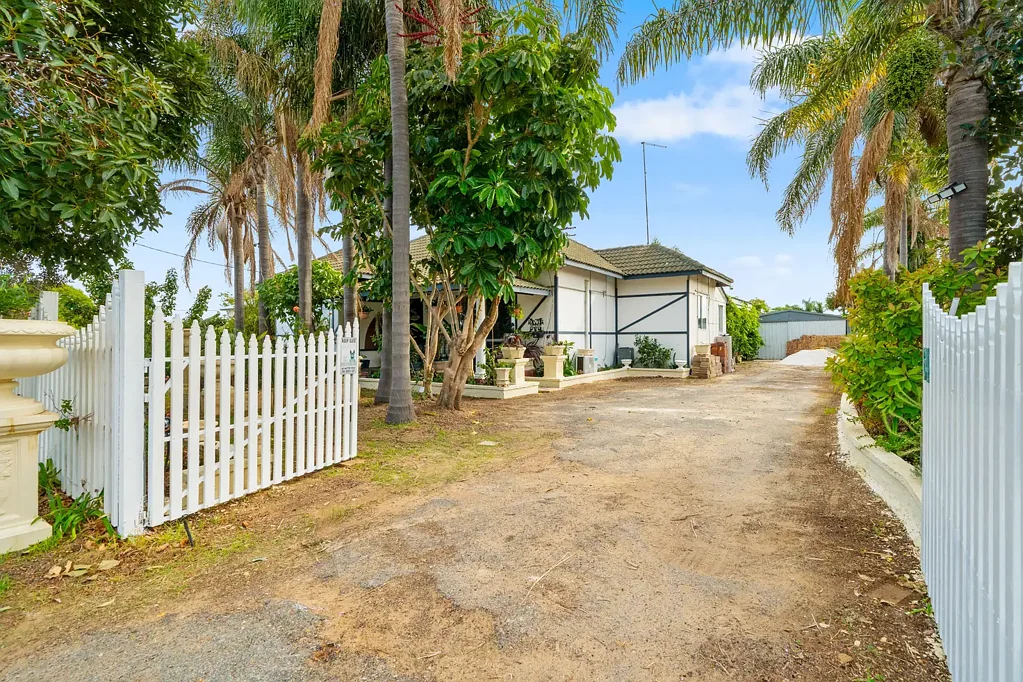 Mandurah 4 Bedroom Restore, Renovate or Redevelop - The Choice is Yours