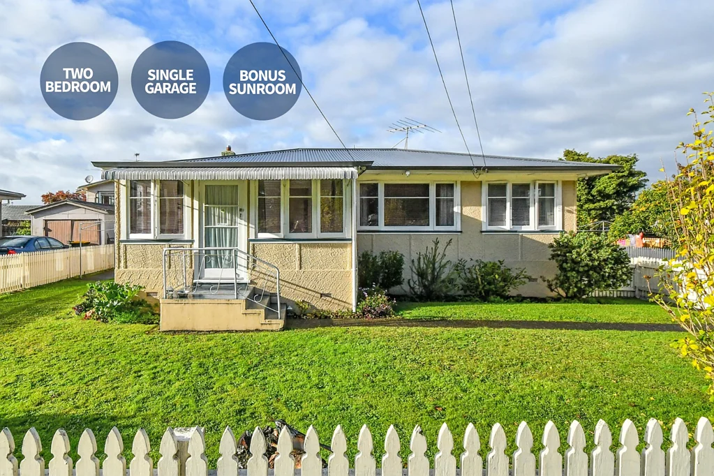 Lovely 2 Bedroom with an additional Sunroom!