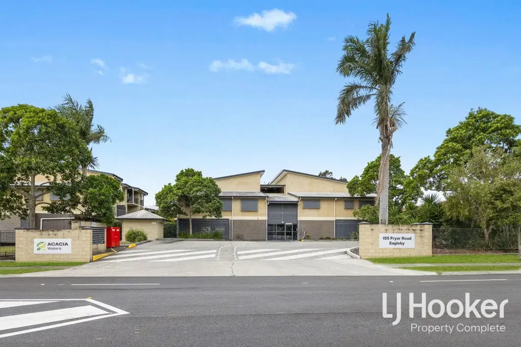 Secure Complex with Pool - Minutes to the M1