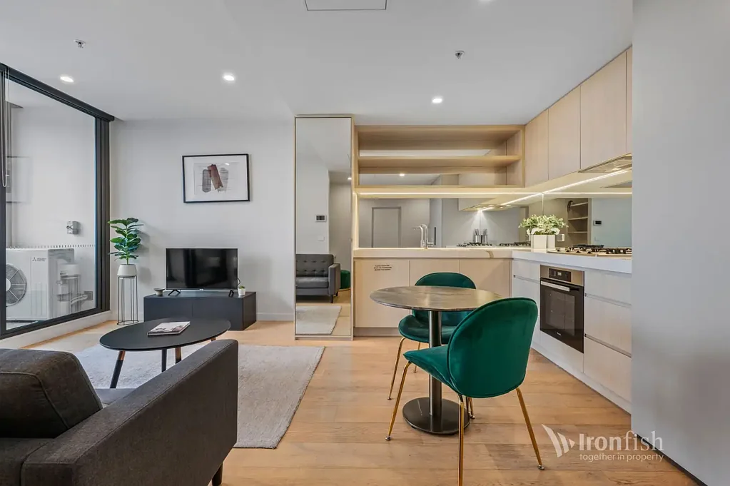 West Melbourne 1房 朝北采光绝佳 宽敞落地窗 壮丽城市景 Miele顶级厨电 私人阳台休闲 专属车位便利 North-Facing Luxury with Abundant Natural Light in Melbourne Village