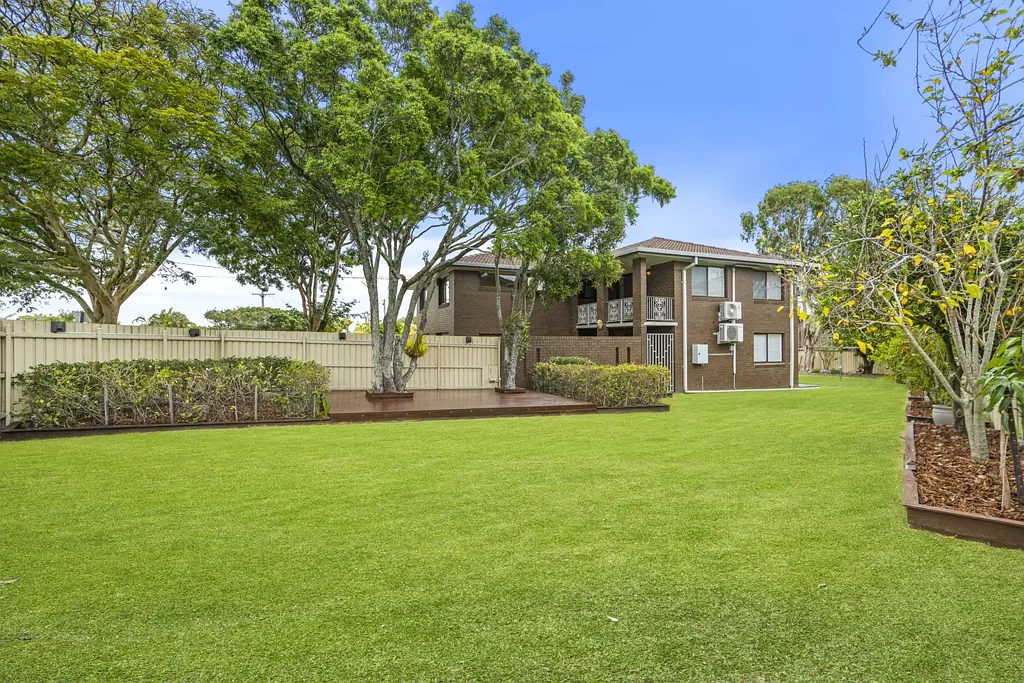 Alexandra Hills 5 Slaapkamer Rare 903m² Dual-Access Block with Medium Density Zoning