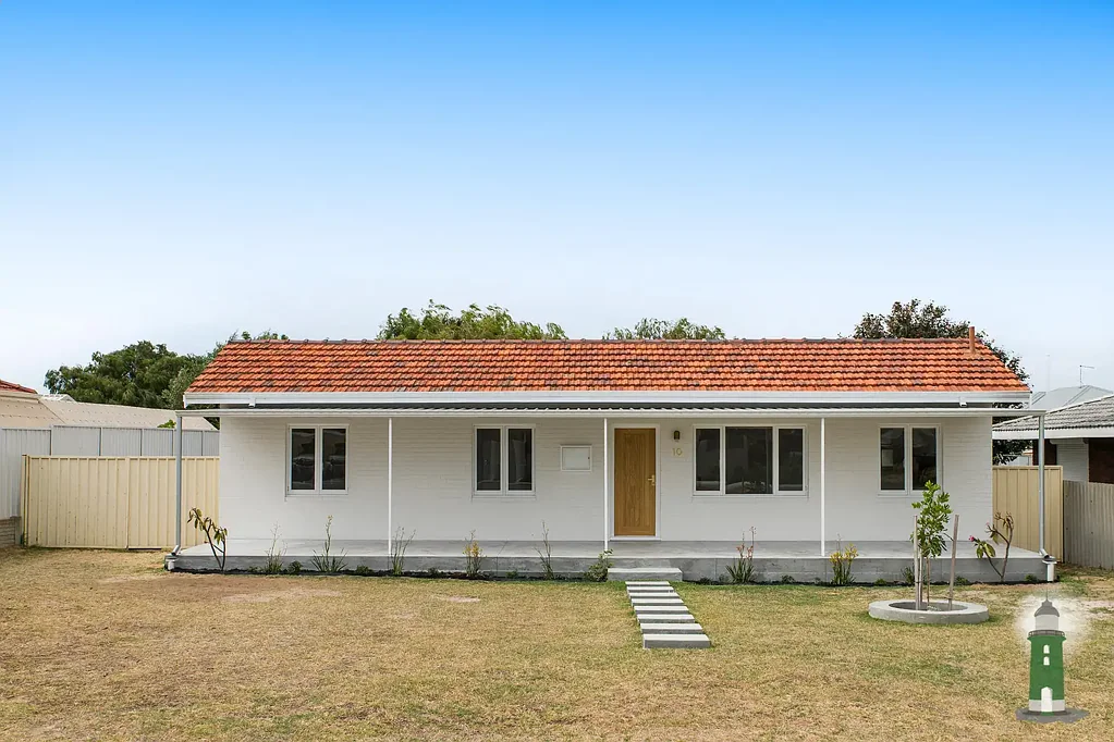FULLY RENOVATED 500 M FROM THE BEACH!