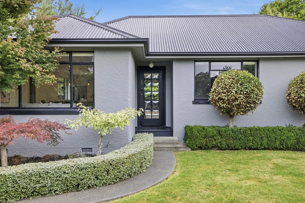 Renovated Home With Entertainer’s Deck And Studio