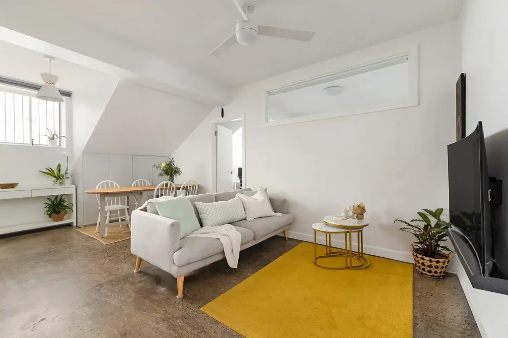 Marrickville 2房 抛光混凝土地板 定制倾斜天花板 宽敞起居区 独立宽敞厨房 两间大卧室 现代浴室 步行可达交通 邻近餐饮公园 Modern two-bedder in prime village setting