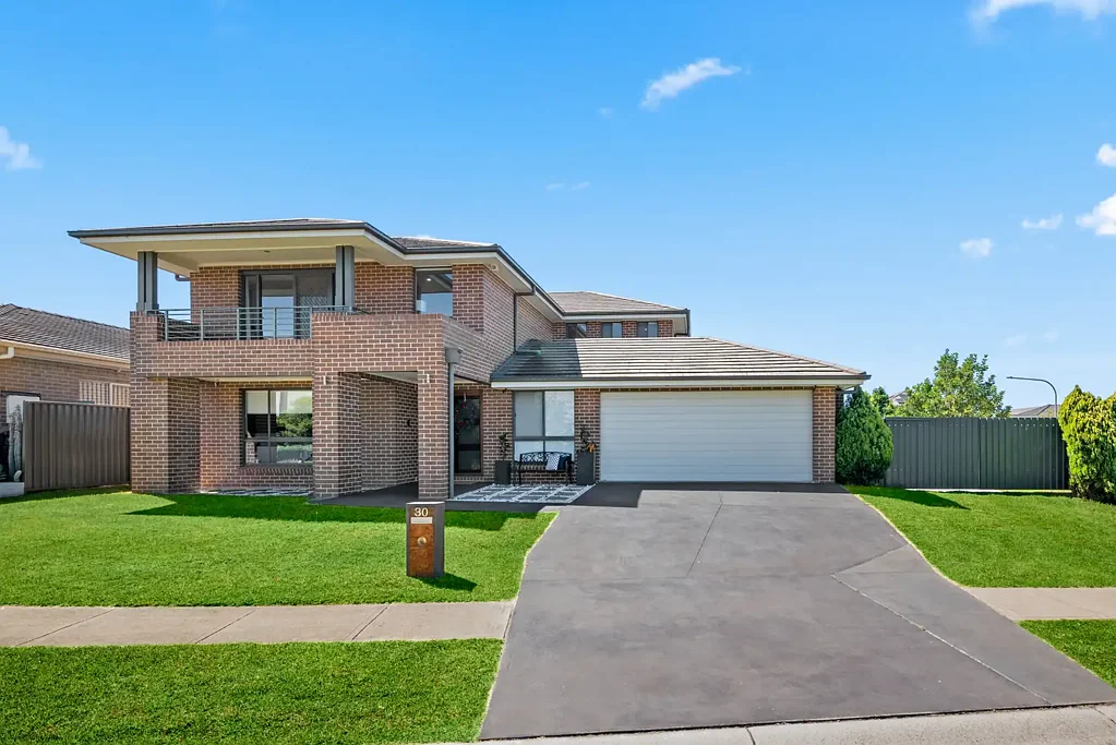 Gregory Hills 5침실 Expansive Family Home on 701sqm with Reserve Views