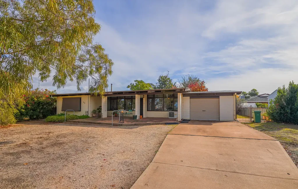 West Wyalong 3房  Charming Home with Parkside Views in the Heart of West Wyalong