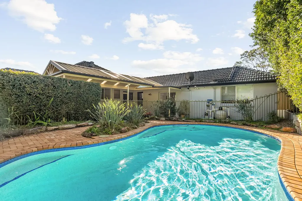 Narraweena 4બેડરૂમ Sunlit Family Sanctuary with Poolside Entertaining