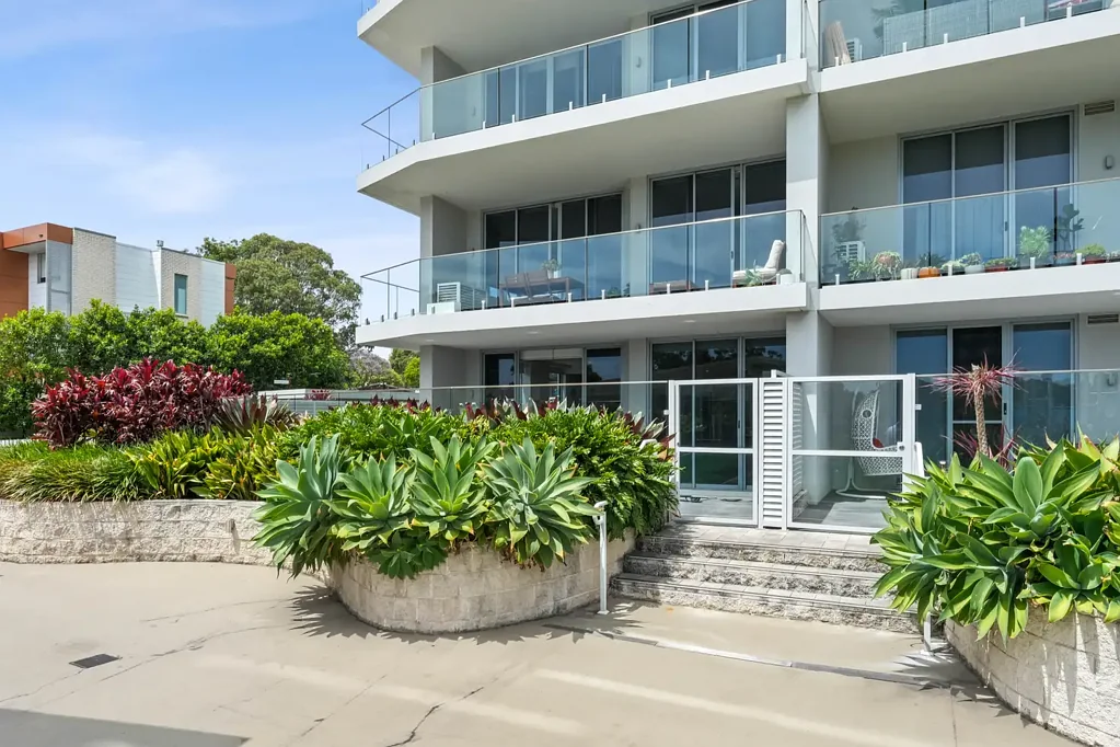 Strathfield 2ห้องนอน Ground Floor Luxury with Expansive Wrap-Around Courtyard!