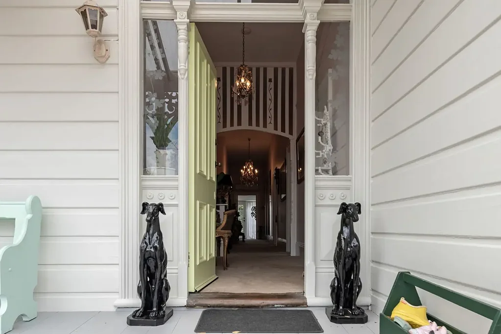 Invermay 4部屋 Elegant Blend of Character and Contemporary Living in Invermay