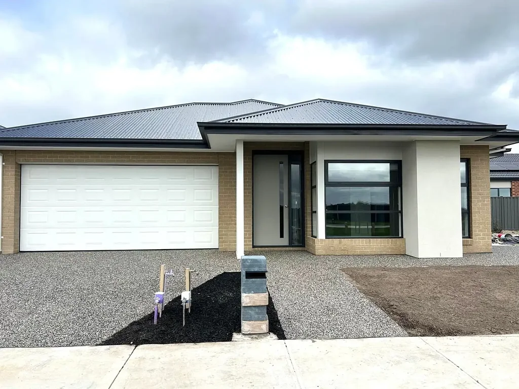 Modern Five
-Bedroom Family Residence in Highly Desirable Clyde Location!!
