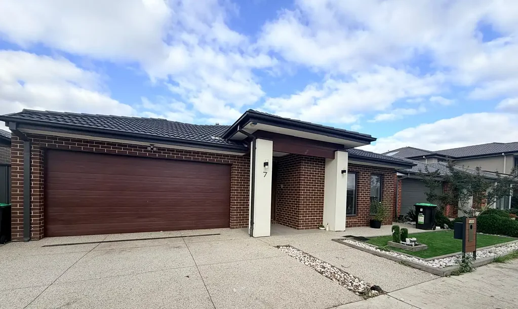 Stylish Family Living Home !!