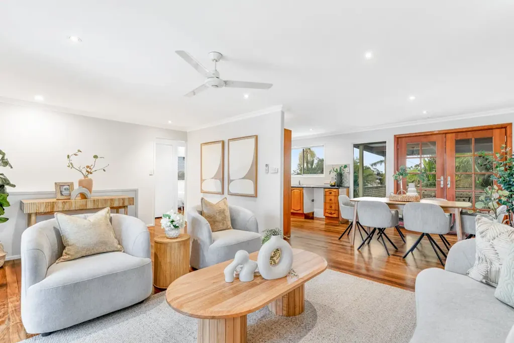 Albany Creek 3房 宽敞高架住宅，具备双重居住潜力，位置极其便利！ Spacious Highset Home with Dual Living Potential & Incredibly Convenient Location!
